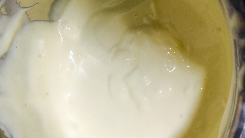 超级柔软的北海道戚风蛋糕,把1/3蛋白到蛋黄面糊里，用橡皮刮刀轻轻拌匀再把拌匀的面糊重新倒回蛋白盆里，继续用橡皮刮刀翻拌均匀