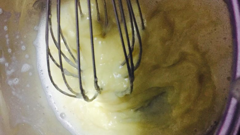 超级柔软的北海道戚风蛋糕,牛奶加糖倒入奶锅里煮至沸腾，把1/3煮沸的牛奶缓慢倒入蛋黄糊中，边倒边不停搅拌，