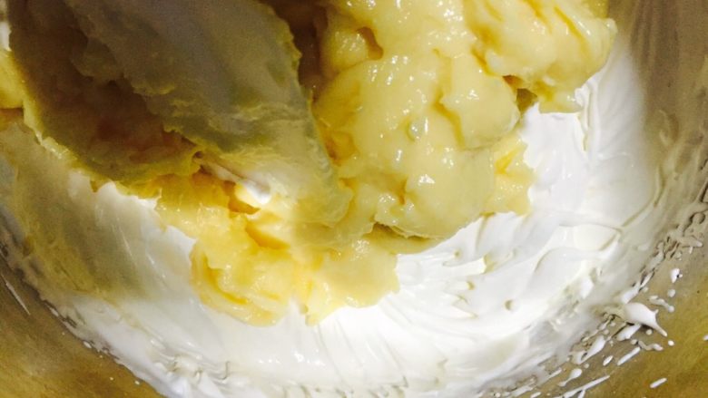 超级柔软的北海道戚风蛋糕,打发好的淡奶油和蛋乳泥混合