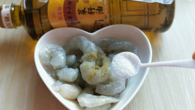 #春节家宴#色彩斑斓的清炒虾仁,加入盐，腌制15分钟。