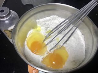 低糖无油意式脆饼Biscotti,加入香草精和两个鸡蛋（注意预留一小部分蛋清在壳里之后刷表面用），搅拌均匀之后揉成面团。