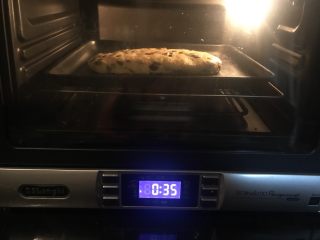 低糖无油意式脆饼Biscotti,烤箱预热160度，上下火，放中层烤制35分钟。