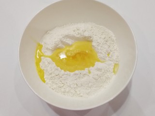 自制健康小油条,所有粉类和盐混合，加入全蛋液和植物油；