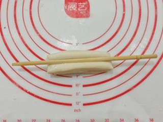 自制健康小油条,再用比较细一点的筷子在中间压出一道印；