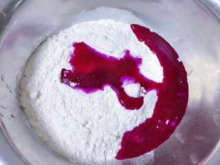玫瑰花煎饺（无色素）,火龙果汁倒入面粉中