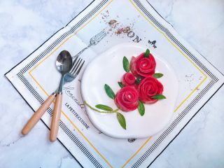玫瑰花煎饺（无色素）,取出摆盘装饰就是一盘很貌美的主食～年夜菜来点不一样的饺子吧～