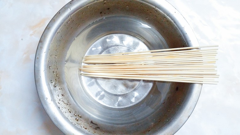 烤鸡脆骨,把竹签拆开包装，拿出需要用的量，放入水里浸泡一会！