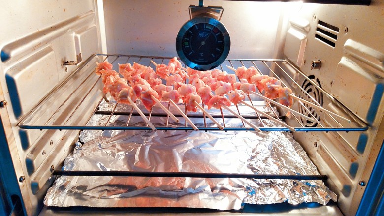 烤鸡脆骨,烤箱上下火提前预热到200度，把串好的鸡脆骨一个个的放到烤架上！