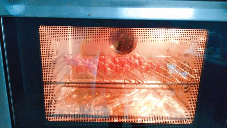 烤鸡脆骨,关上烤箱门，上下火200度烤20分钟！