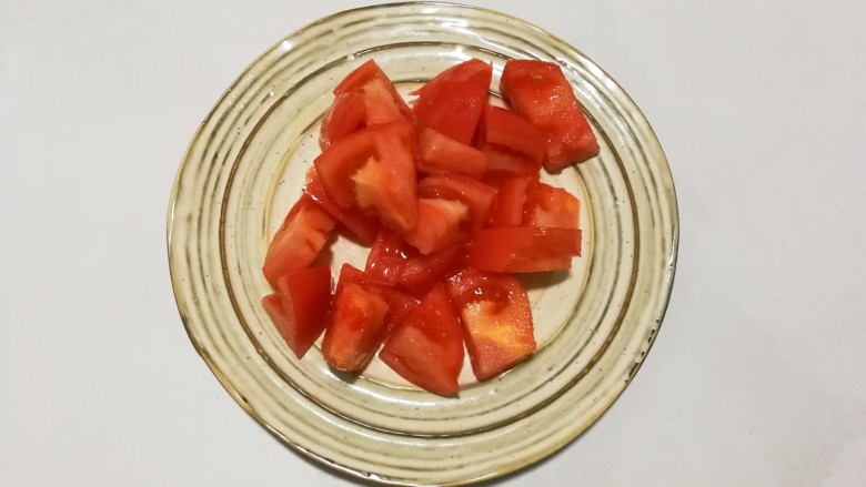 金枝玉叶香鲜榨菜番茄蛋花汤

,切小块盛盘