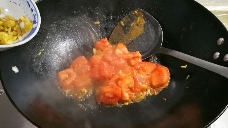 金枝玉叶香鲜榨菜番茄蛋花汤

,放入榨菜