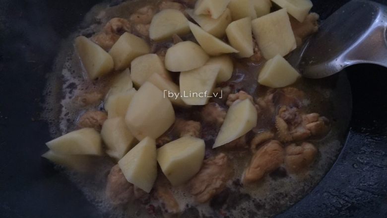 土豆烧鸡,加入土豆翻匀后盖上盖子大火焖煮至土豆软烂，汤汁入味
