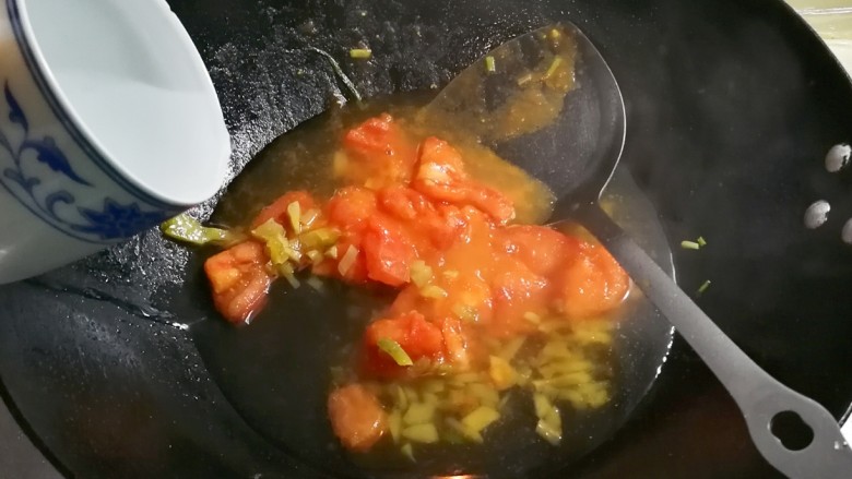 金枝玉叶香鲜榨菜番茄蛋花汤

,放入适量清水烧开