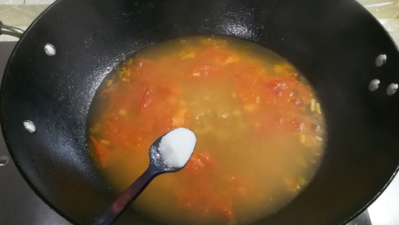 金枝玉叶香鲜榨菜番茄蛋花汤

,放一小勺盐