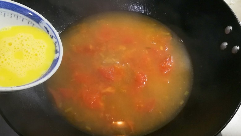 金枝玉叶香鲜榨菜番茄蛋花汤

,徐徐淋入锅里