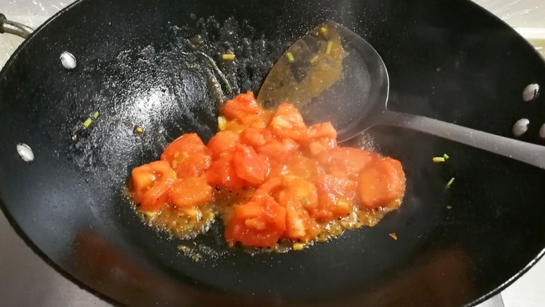 金枝玉叶香鲜榨菜番茄蛋花汤

,翻炒出沙