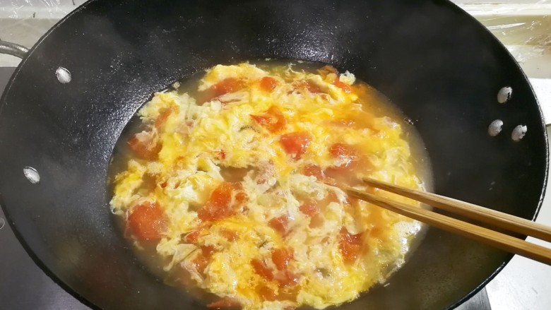 金枝玉叶香鲜榨菜番茄蛋花汤

,等蛋液变成蛋花