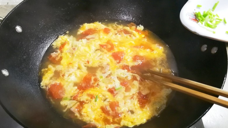 金枝玉叶香鲜榨菜番茄蛋花汤

,放入葱花出锅