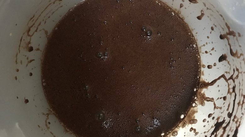 可可蛋糕吐司,将混合好的可可蛋黄液倒回剩余的蛋黄液中搅拌均匀
