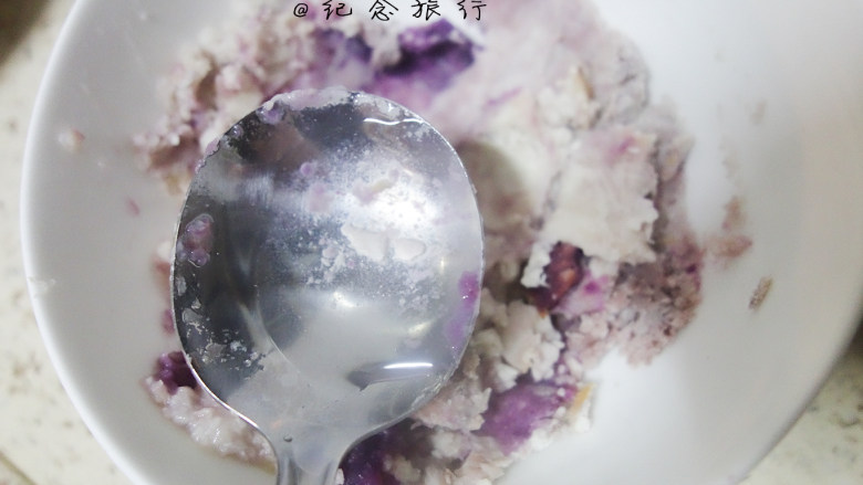 辅食10m+紫薯香芋卷,将紫薯跟芋头加适量水撵成泥