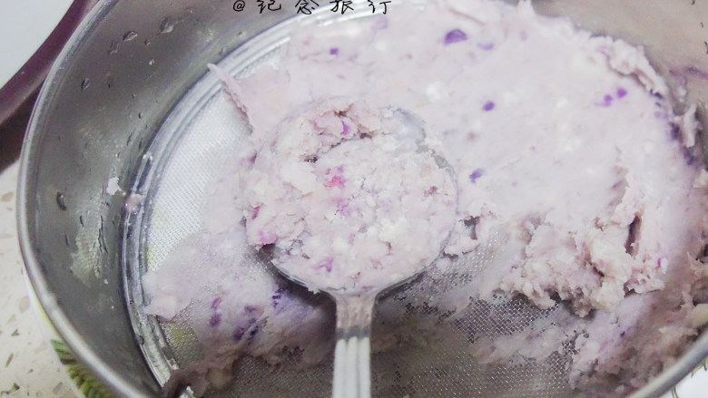 辅食10m+紫薯香芋卷,将紫薯芋头泥过筛这样会更细腻，如果想吃有颗粒感一点的也可以不过筛

