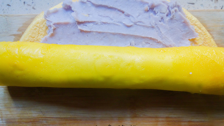 辅食10m+紫薯香芋卷,将芋泥均匀的抹在蛋皮上