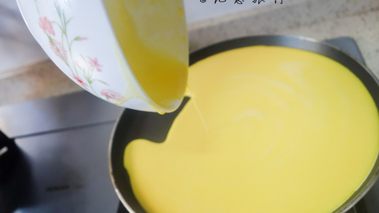 辅食10m+紫薯香芋卷,取不粘锅刷薄薄一层油，锅微热后倒入蛋液
