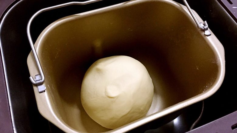 牛角面包,揉圆放回面包机中发酵至两倍大左右