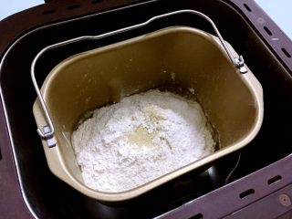 牛角面包,除黄油外所有的材料放进和面桶，糖和盐对角放，酵母放最上面