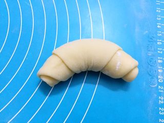 牛角面包,卷好手捏住两边往中间弯一下，做成牛角形状