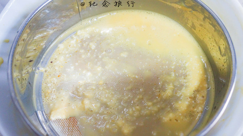 辅食10m+紫薯香芋卷,将蛋液过筛