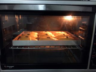 牛角面包,放入预热好的烤箱中，上火120度，下火150度，中层20分钟（上色满意后加盖锡纸直至烤完）