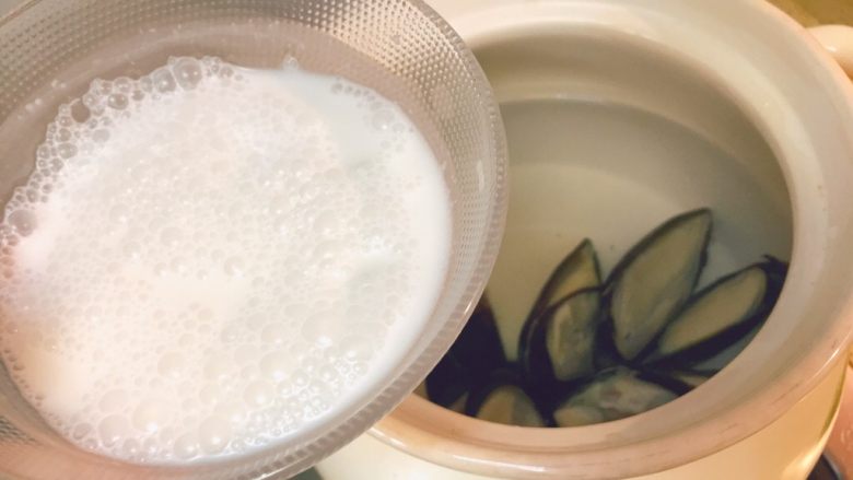 暖心汤系列★椰汁青口汤,再把稀释过的椰浆倒进去。