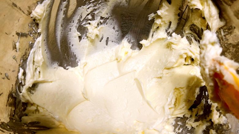 快手奶酪霜,奶酪用之前要隔水加热软化，用刮刀刮顺滑，使奶酪更细腻。