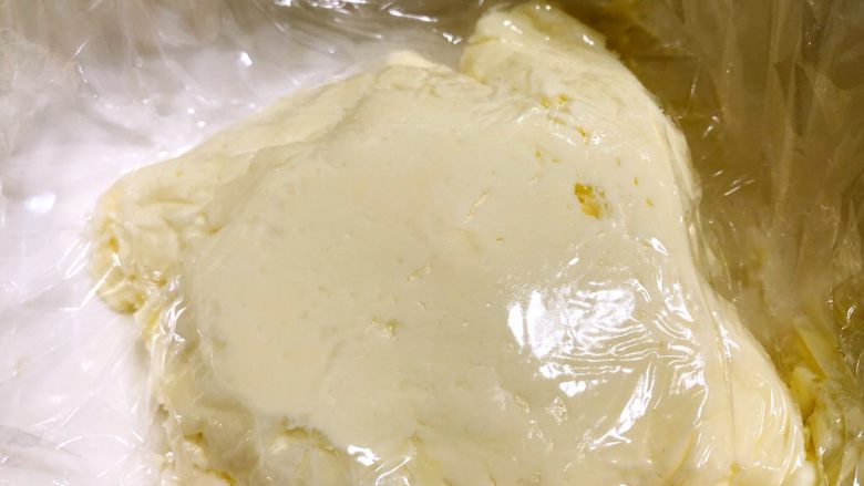 快手奶酪霜,暂时不用要用保鲜膜贴面冷藏保存，再使用时拿出来回温后继续搅打使用。