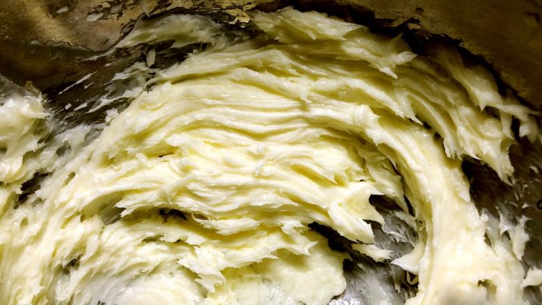 快手奶酪霜,打到淡奶油被吸收。