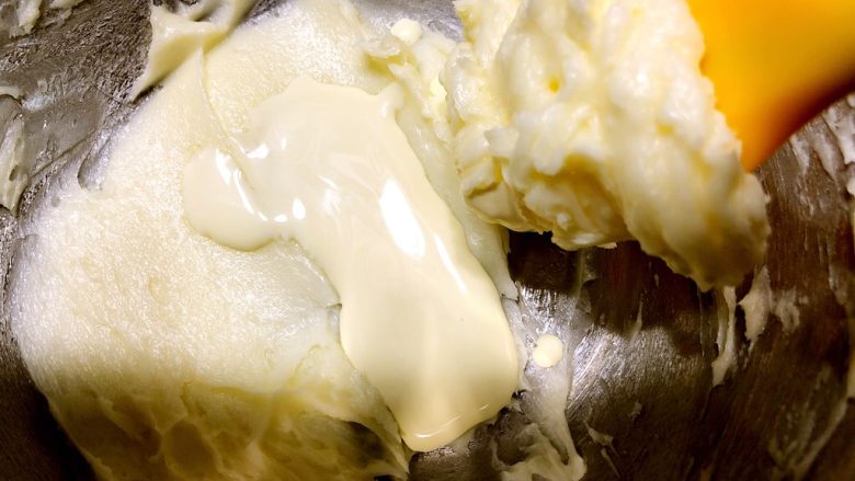 快手奶酪霜,然后分三次加入温的淡奶油，继续打发。