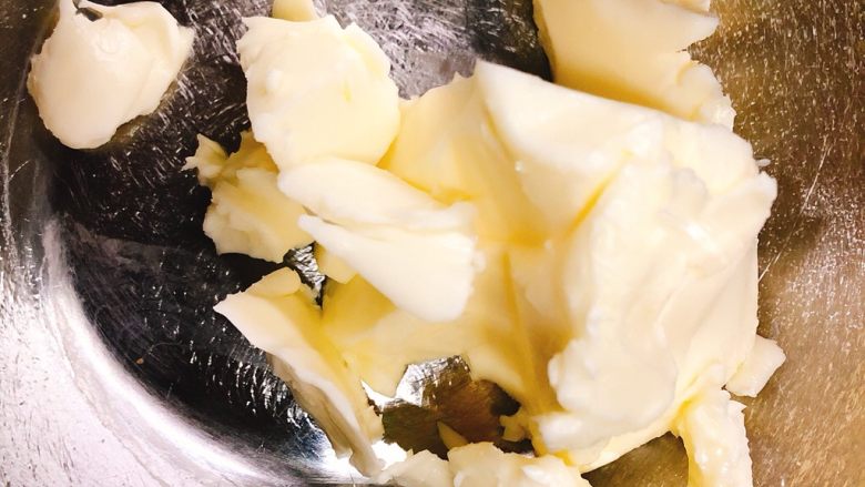 快手奶酪霜,黄油室温软化到偏软状态。