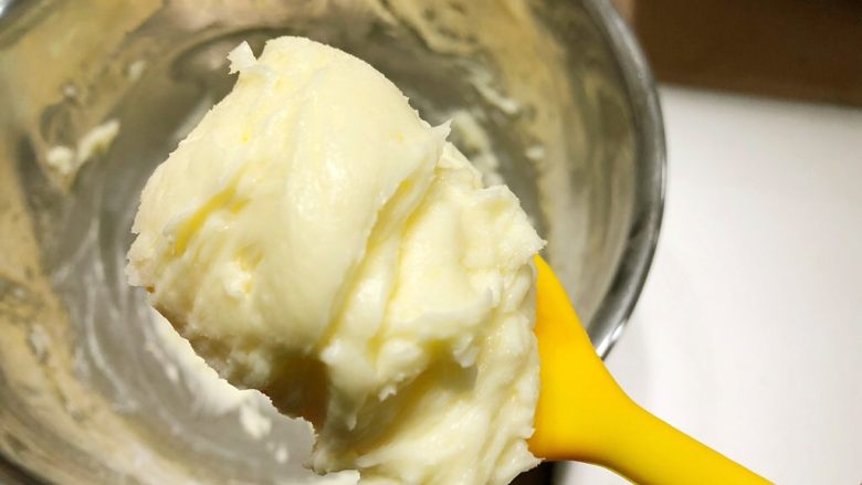 快手奶酪霜,打发黄油，打到黄油发白顺滑。