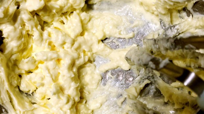 快手奶酪霜,持续搅打，淡奶油会慢慢被奶油霜吸收。