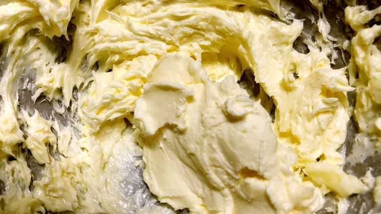 快手奶酪霜,然后把打好的奶酪霜全部加入到奶油霜中。