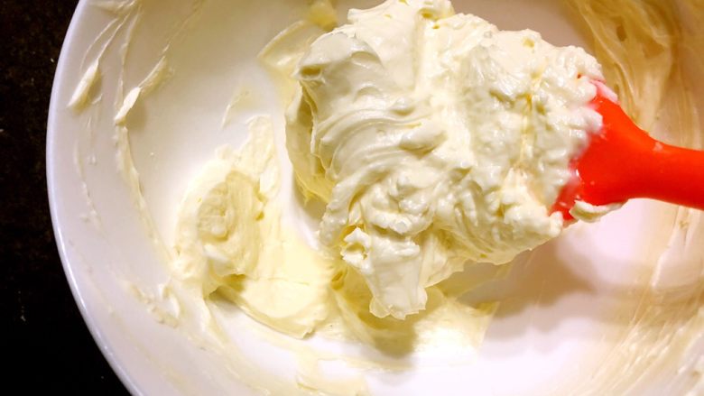 快手奶酪霜,打好的奶油霜，体积变大，颜色发白，如果不加入奶酪，这一步已经可以使用了，奶酪的加入是为了提升风味、降低黄油的厚重感。