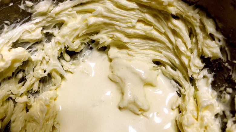 快手奶酪霜,打到顺滑的时候加入最后剩余的淡奶油。