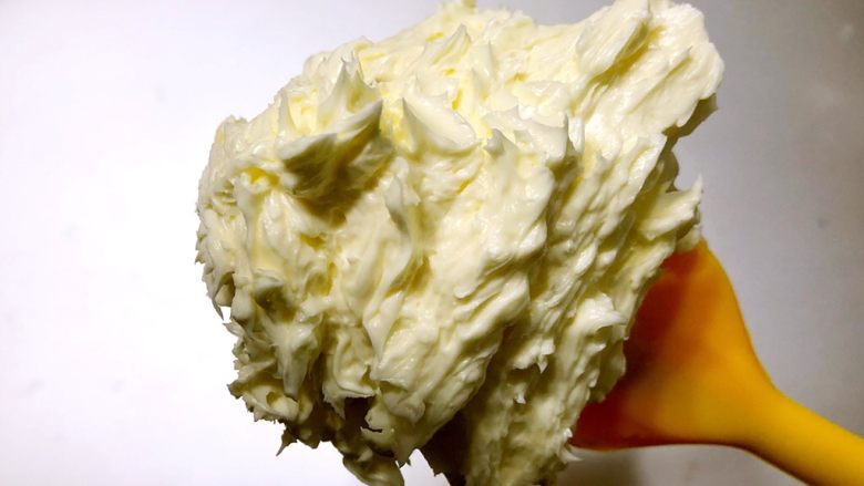 快手奶酪霜,细腻的奶酪霜就制作好喽。