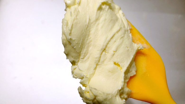 快手奶酪霜,然后用打蛋器打顺滑，奶酪容易有颗粒如果不顺滑裱花时可能会堵塞裱花嘴。
