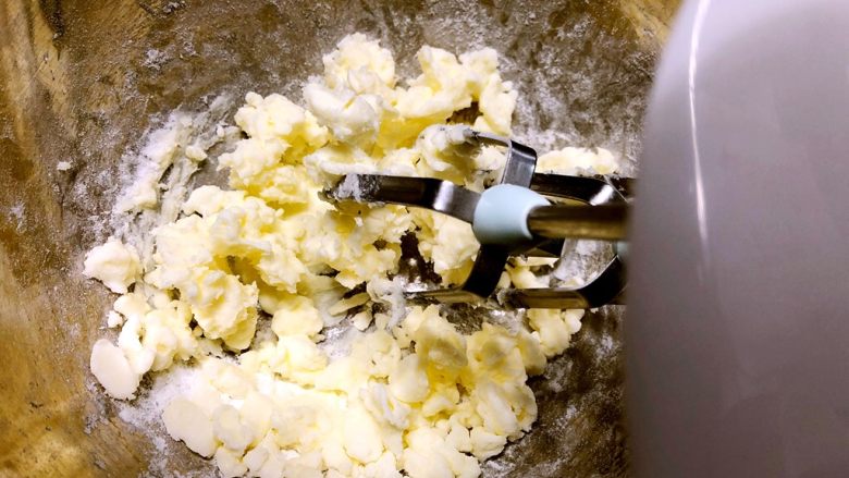 快手奶酪霜,不开打蛋器先拌一下，防止搅打时糖粉飞溅。