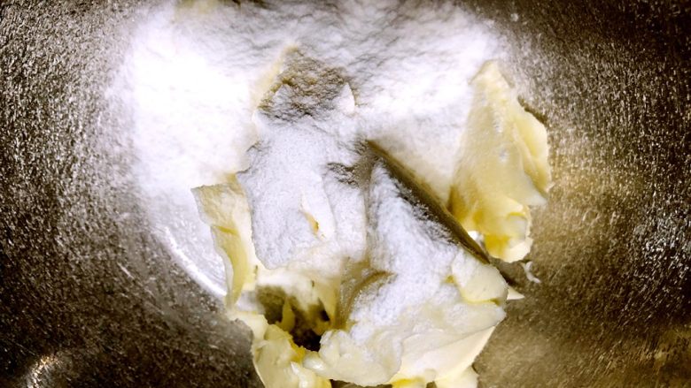 快手奶酪霜,把糖粉一次性加入到软化的黄油中。