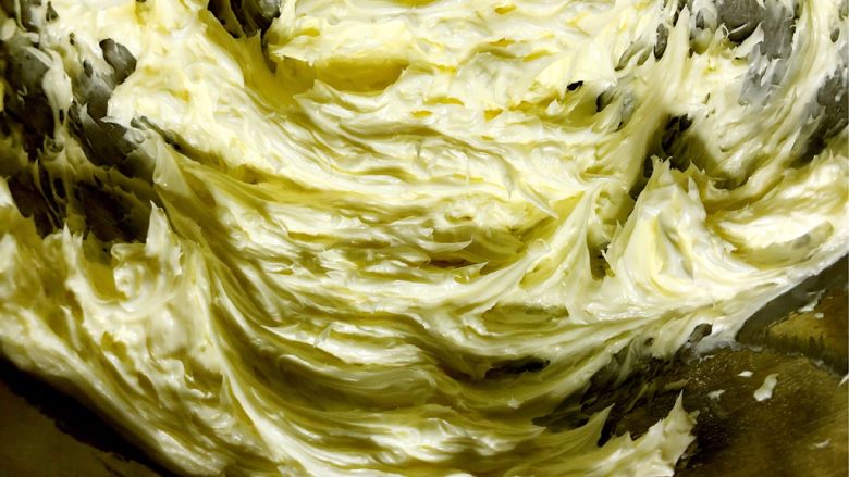 快手奶酪霜,一直打到奶油霜顺滑即可。