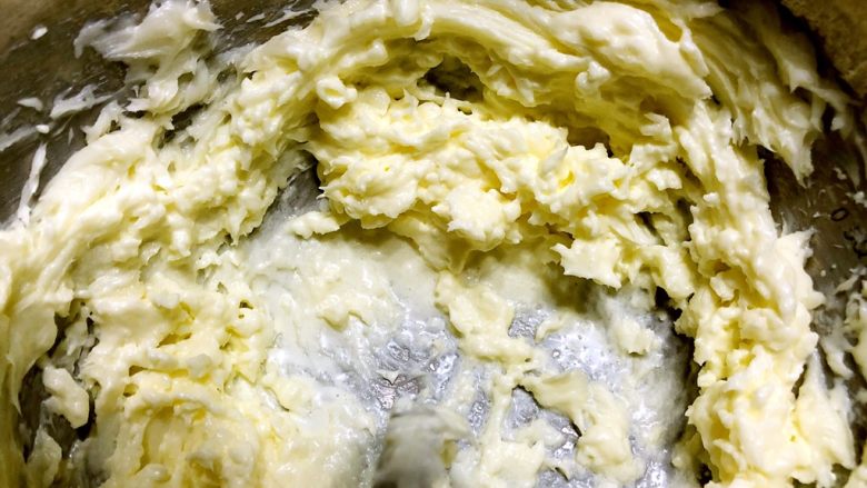 快手奶酪霜,一开始会出现水油分离的现象，继续搅打。