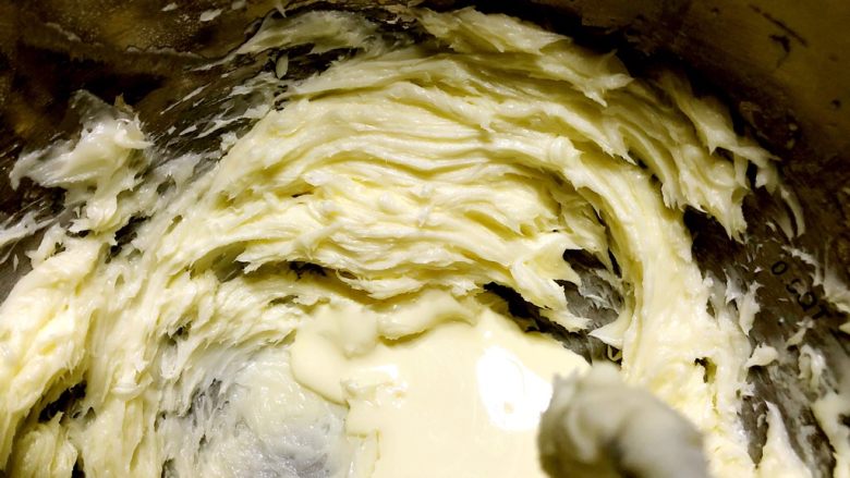 快手奶酪霜,再加入三分之一淡奶油，继续搅打。